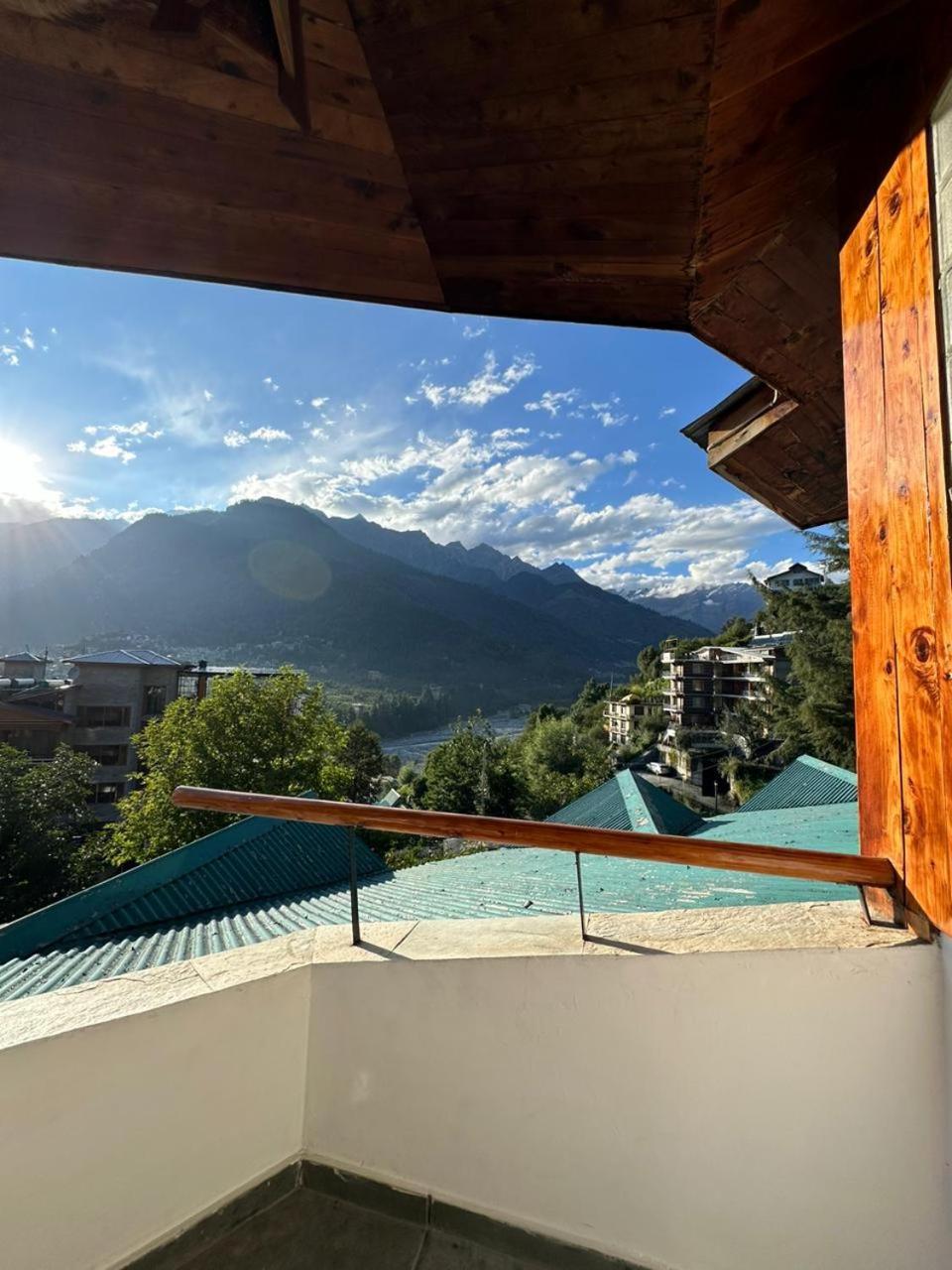 Manuallaya The Resort & Spa Manāli Exteriör bild