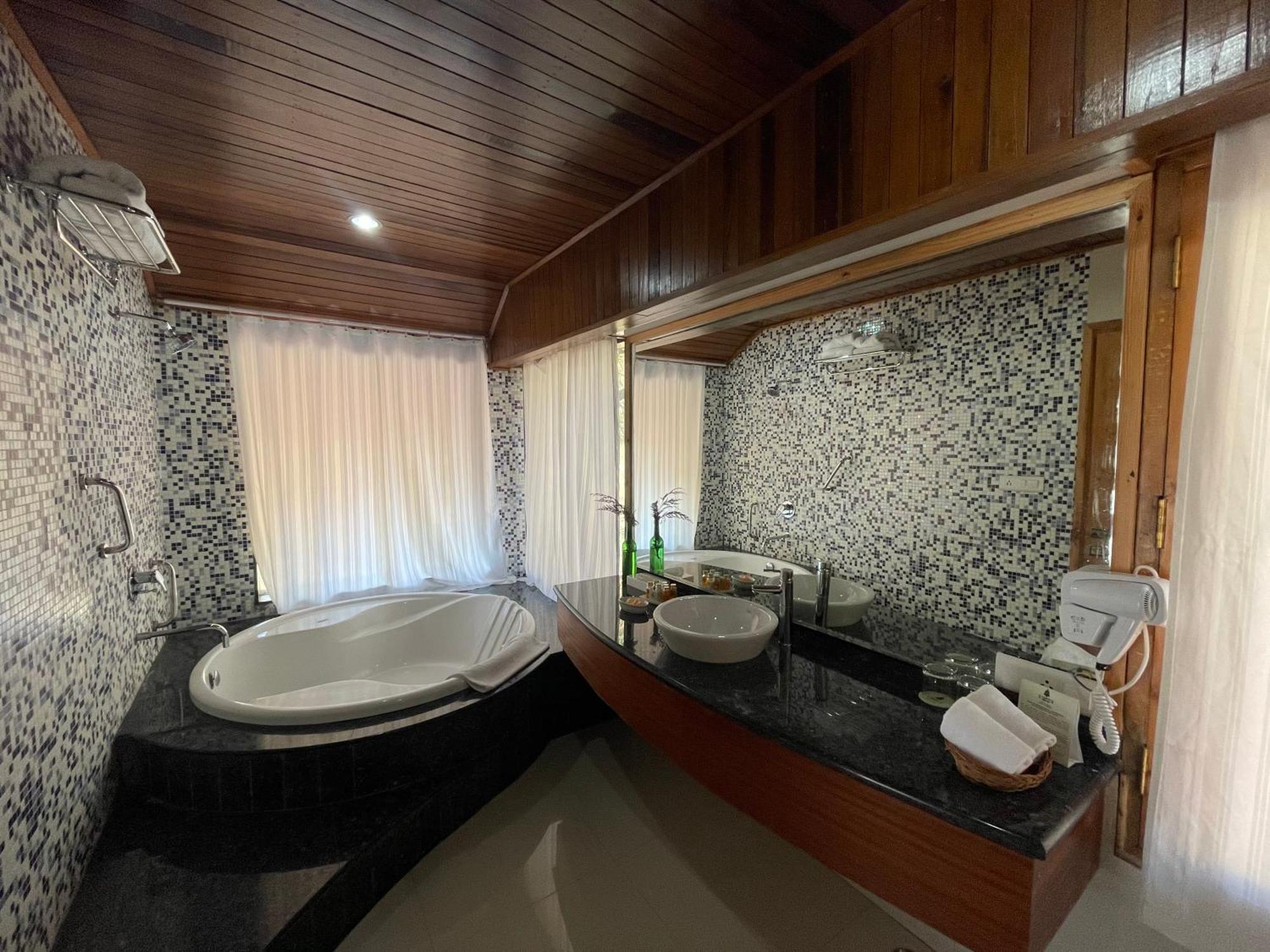 Manuallaya The Resort & Spa Manāli Exteriör bild